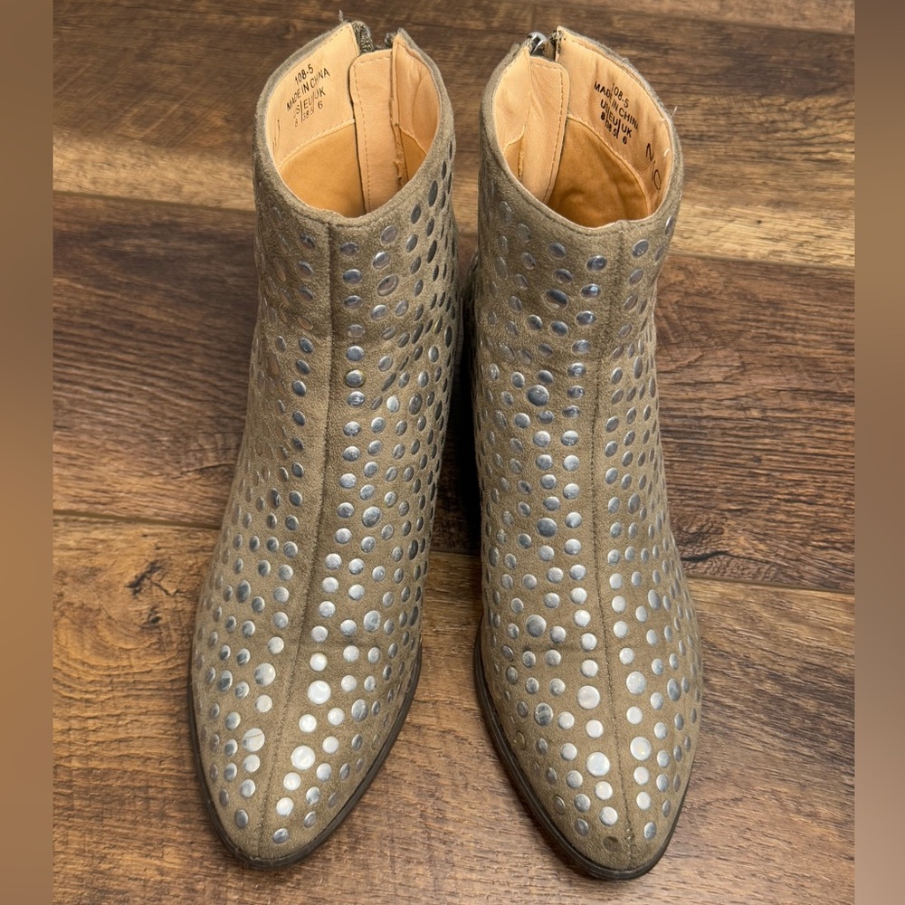 Mackin J Women's Silver Studded Taupe Brown Heeled Ankle Boots Size 8 CT - Picture 3 of 8